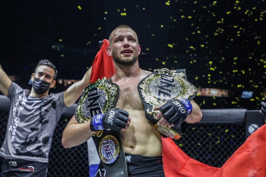 Reinier De Ridder celebrates with his two titles at ONE on TNT 4. Photo: ONE Championship