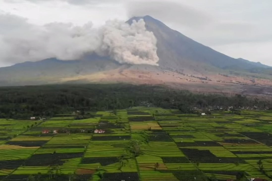 Smoke and ash is seen rising from Semeru volcano, in Lumajang, East Java, Indonesia, on December 19. Photo: Reuters