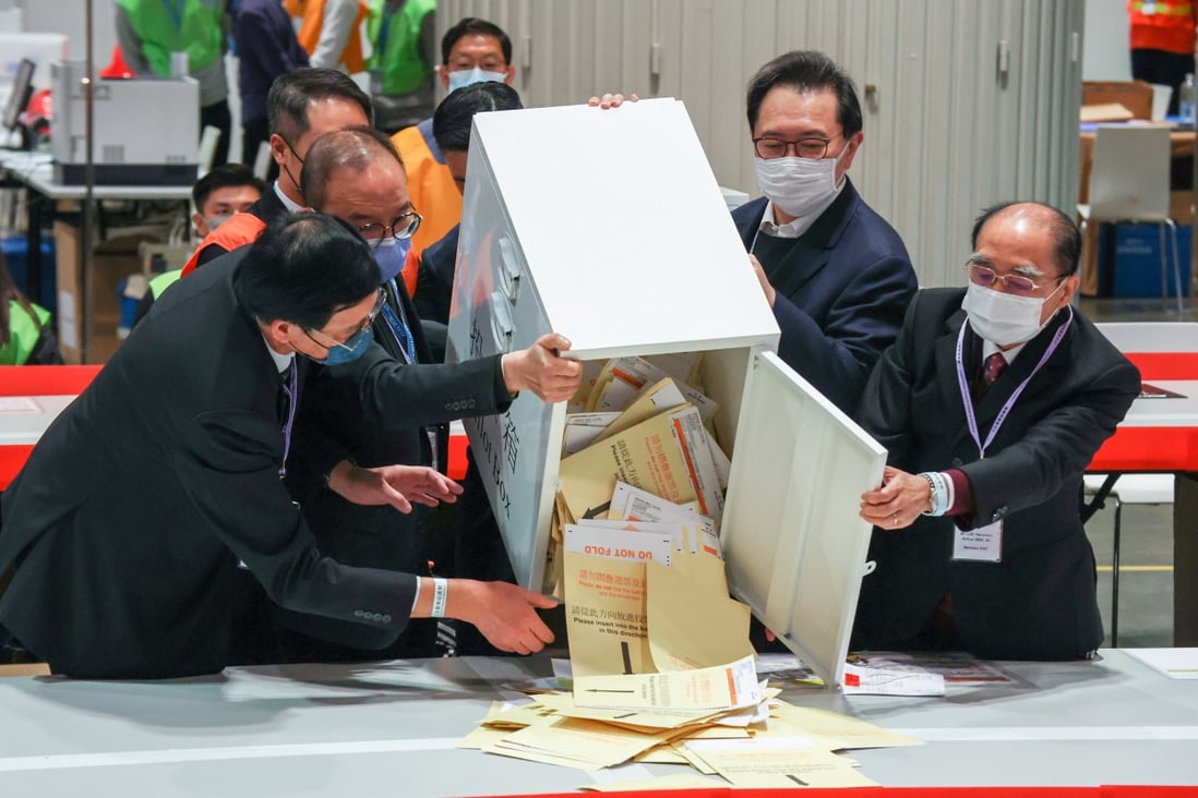 Counting of votes gets under way in Wan Chai. Photo: Felix Wong