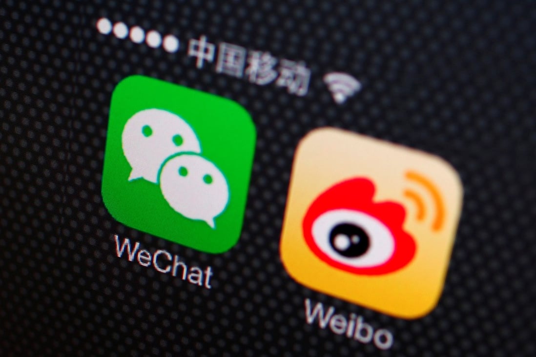 Biểu tượng ứng dụng WeChat và Weibo trên điện thoại thông minh vào ngày 5 tháng 12 năm 2013. Ảnh: Reuters