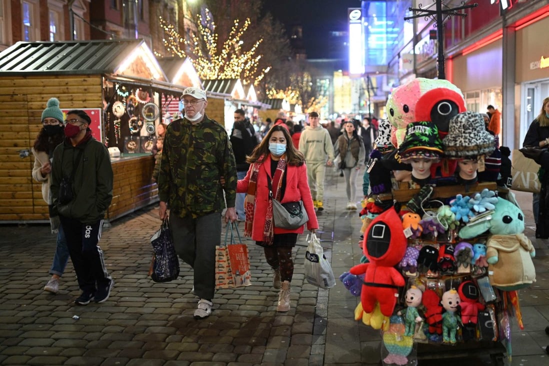 Shoppers in Manchester, England, UK on December 20. Photo: AFP
