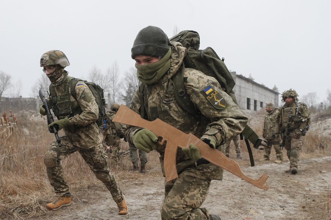Ukrainian reservists take part in a military exercise near Kyiv, Ukraine on December 18. Photo: EPA