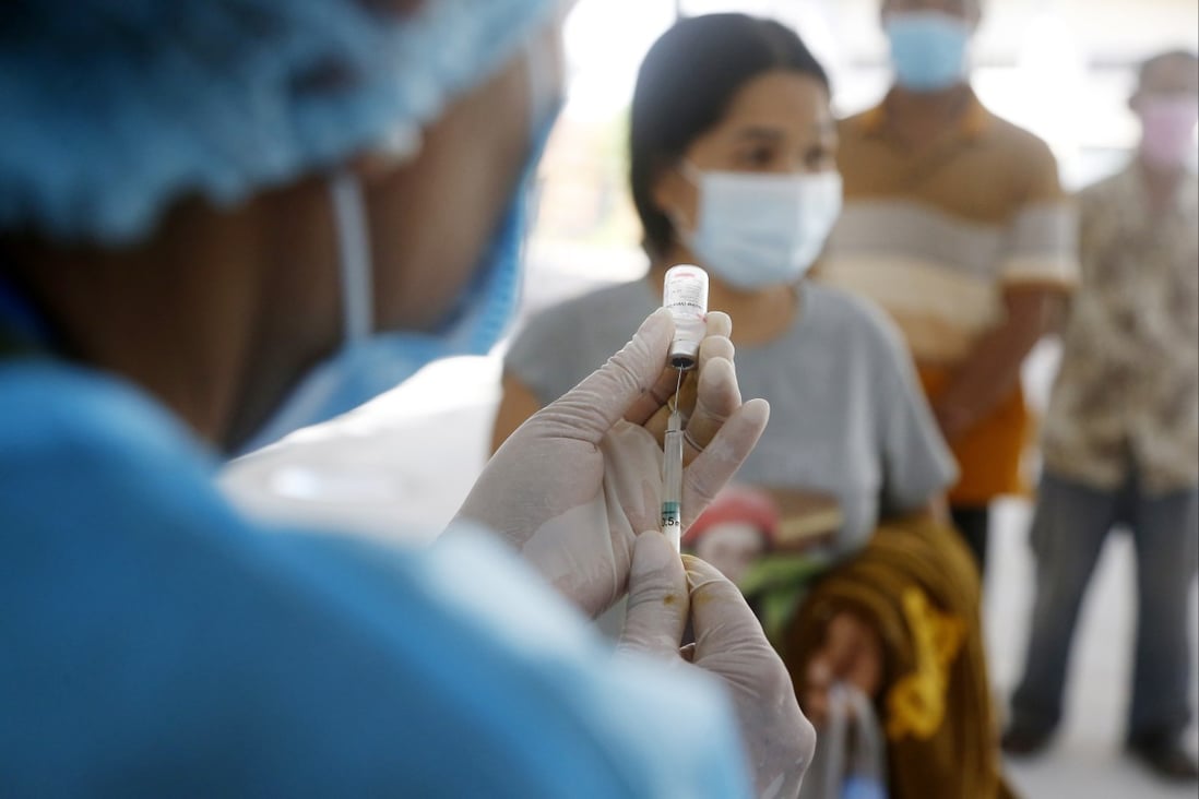 A health worker prepares a dose of the Sinovac Covid-19 vaccine in Phnom Penh, Cambodia. Photo: Xinhua 