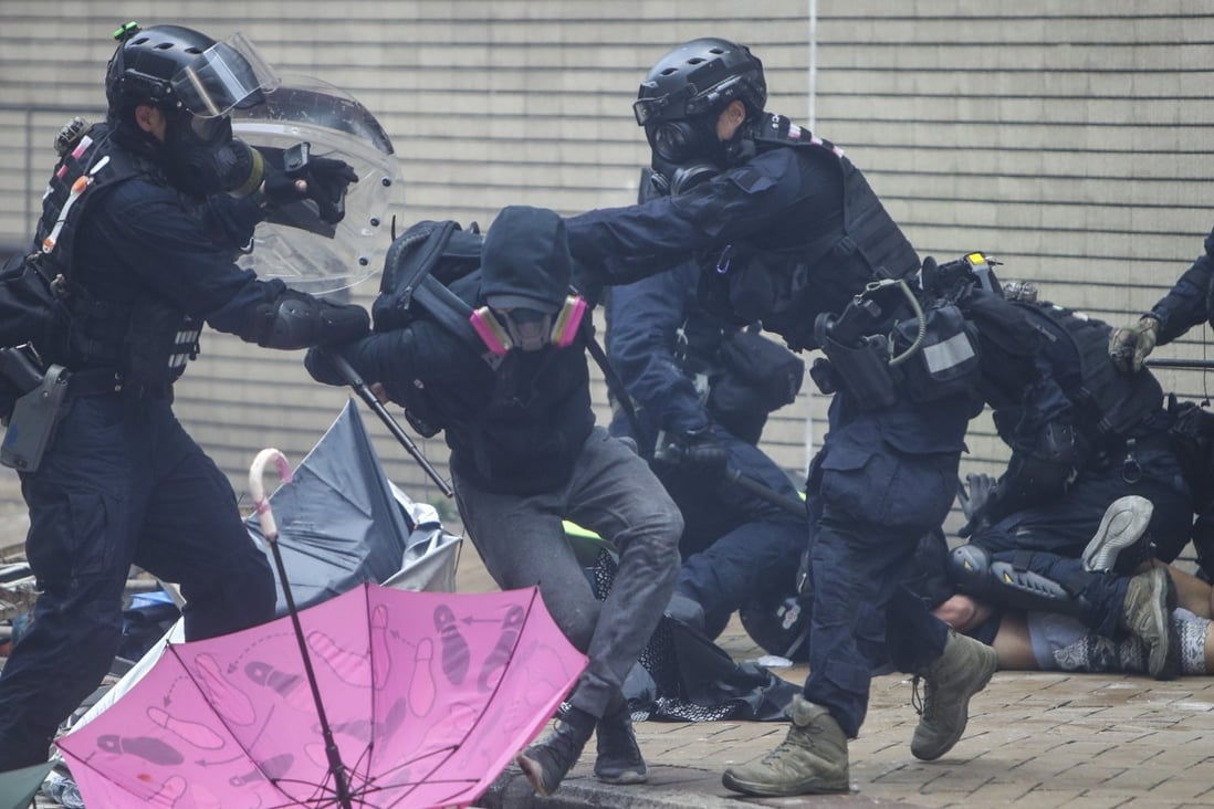 Riot police arrest anti-government protesters at Nathan Road, Tsim Sha Tsui on November 2019. Photo: Winson Wong