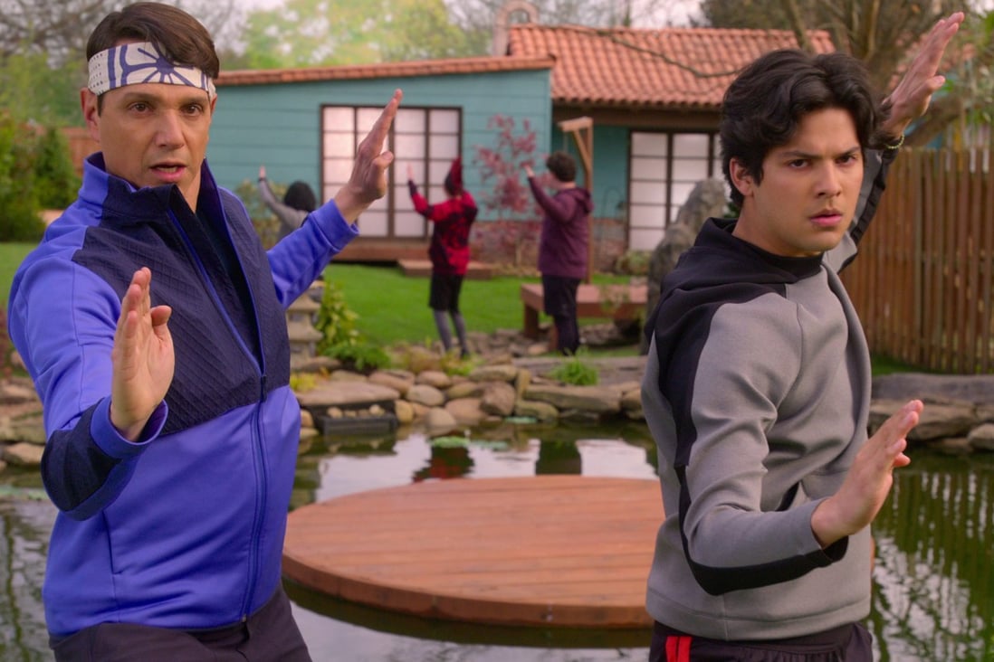Ralph Macchio（左）在 Cobra Kai 中饰演 Daniel LaRusso，Xolo Maridueña 饰演 Miguel Diaz。 即将登场的 DC 超级英雄玛丽杜娜 (Maridueña) 揭示了在 Netflix 节目第四季中工作的感觉。 照片：Netflix