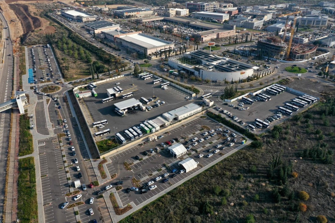 This aerial view shows cars lined up at a drive-through testing site for the coronavirus, in the central Israeli city of Modiin, on January 2, 2022. Photo: AFP