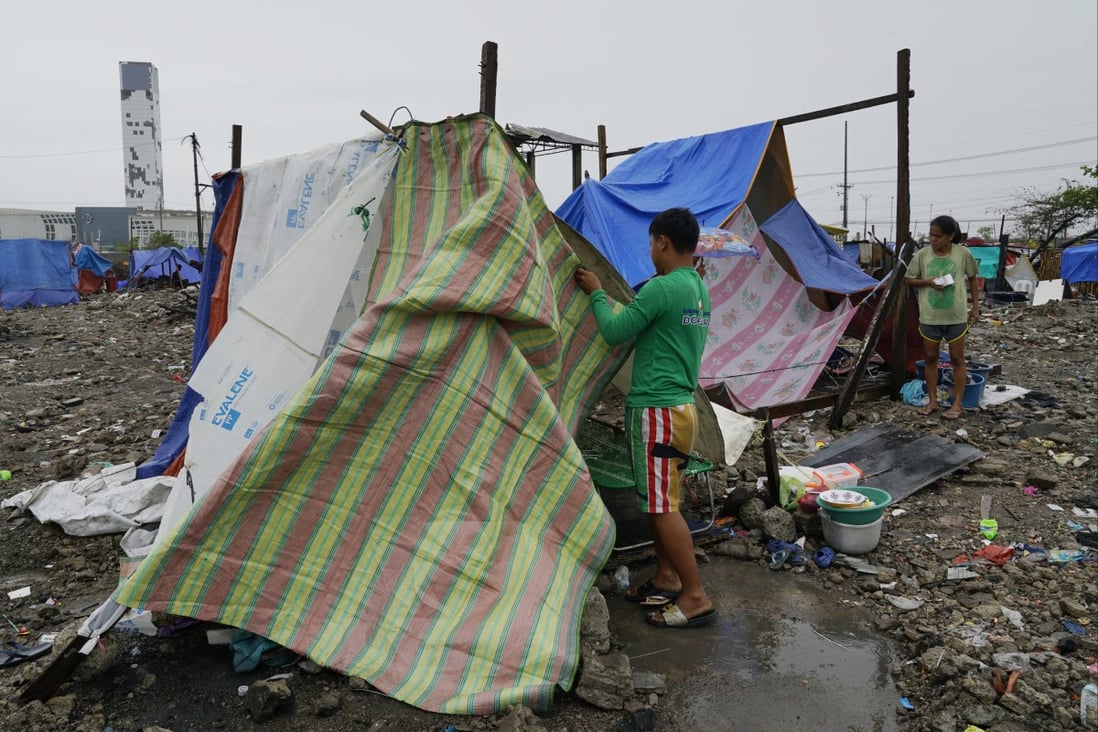 A person fixes a makeshift tent in Mambaling, Cebu. Photo: AP 