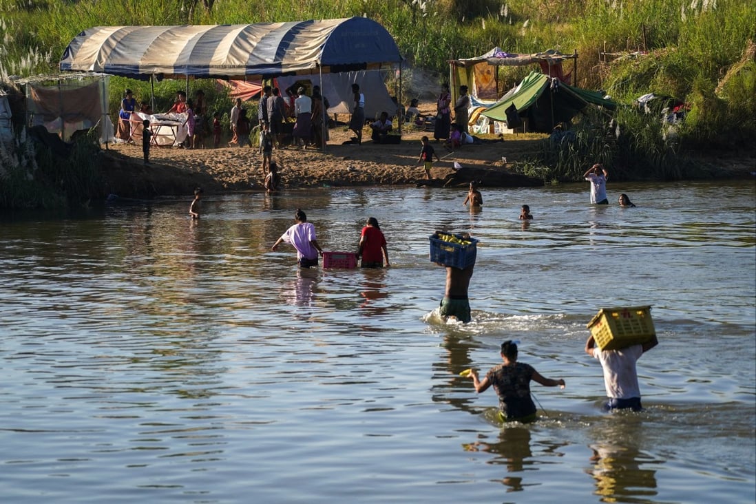 Myanmar refugees settle temporarily on the Moei River Bank at the Thai-Myanmar border. Photo: Reuters