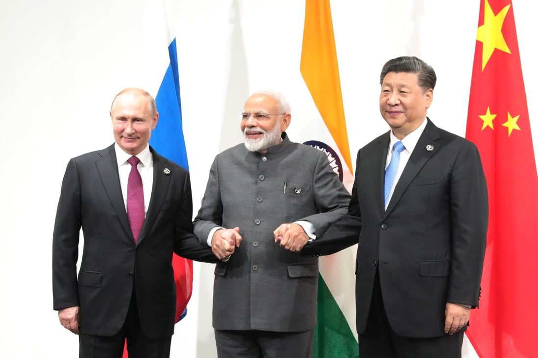 Russian President Vladimir Putin, Indian Prime Minister Narendra Modi  and Chinese President Xi Jinping pose on the sidelines of a G20 summit. Photo: EPA-EFE 