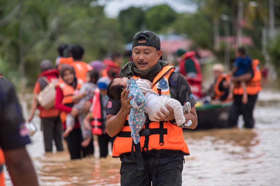 Rescuers evacuate flood victims in Hulu Langat, Selangor, Malaysia, on December 19, 2021. Photo: Xinhua