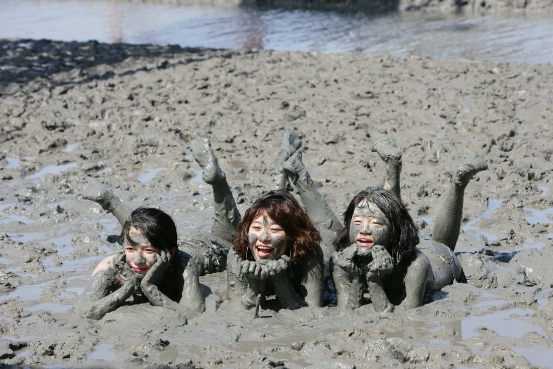 Visitors get messy on a tour of the Shinan county tidal mudflat, one of several “getbol” in South Korea that have been inscribed on Unesco’s World Hertiage List. Photo: Trazy