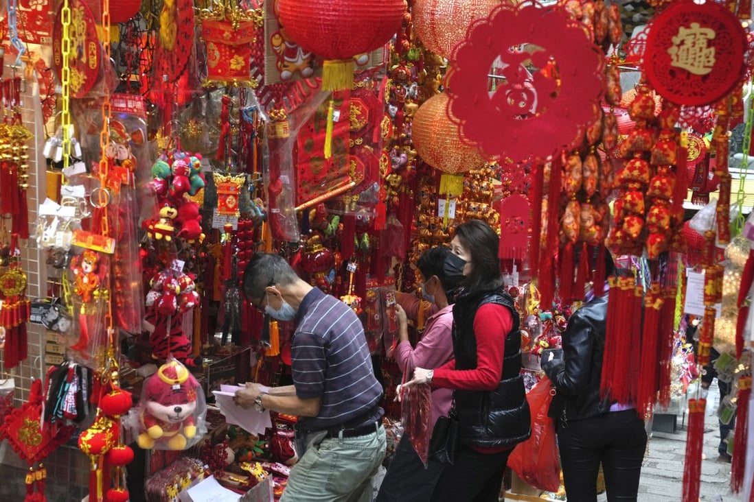 People wearing face masks purchase decorations to celebrate the Lunar New Year in Hong Kong on January 18, 2022. Photo: AP