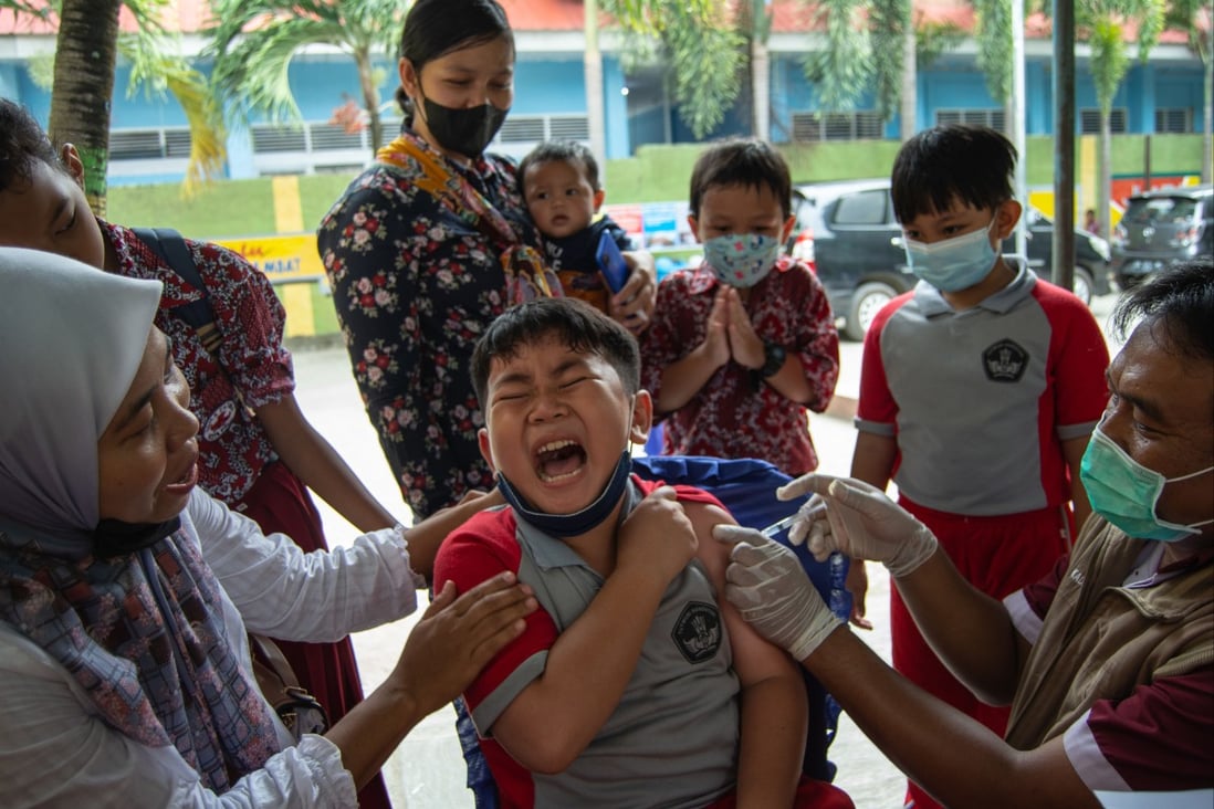 A primary school student gets vaccinated against Covid-19 in Palu, Indonesia. Photo: ZUMA Press Wire/dpa