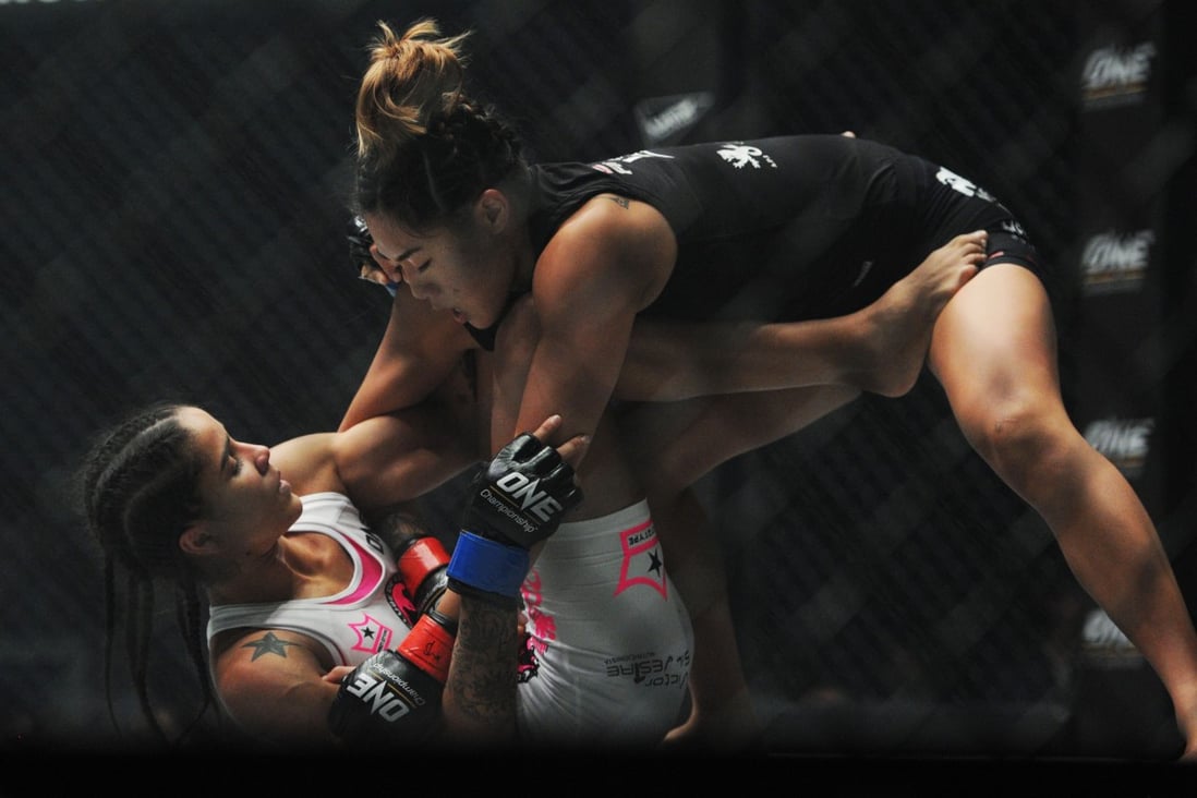 Angela Lee fights against Istela Nunes during theor ONE atomweight title fight at Singapore Indoor Stadium on May 26, 2017. Photo: Xinhua/Then Chih Wey