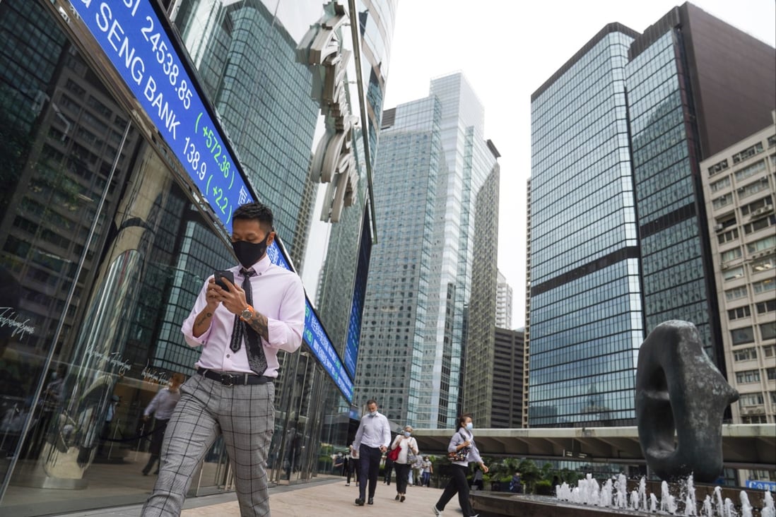 Hong Kong’s stockbrokers are in for disappointing bonuses after a rotten year for the stock market. Photo: Sam Tsang