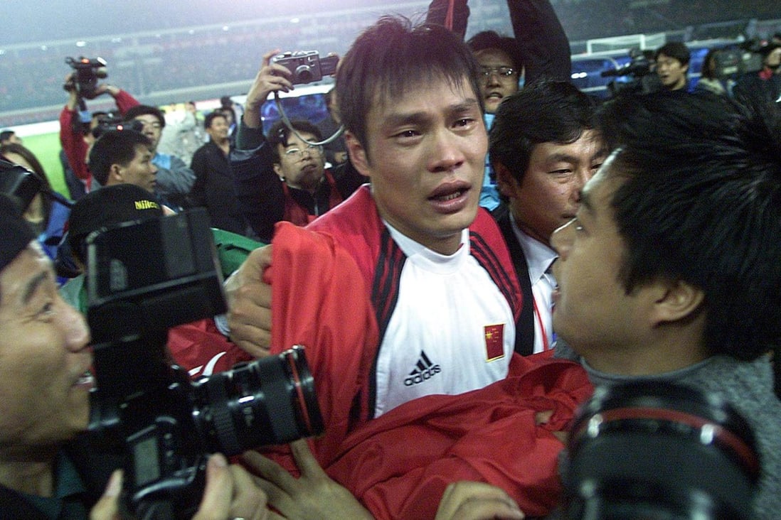 Fan Zhiyi surrounded by media after China’s historic 1-0 victory over Oman at the 2002 World Cup qualifier. Photo: AFP