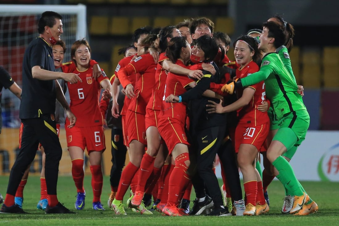 Chinese players celebrate with coach Shui Qingxia (centre) after the semi-final victory over Japan. Photo: Xinhua