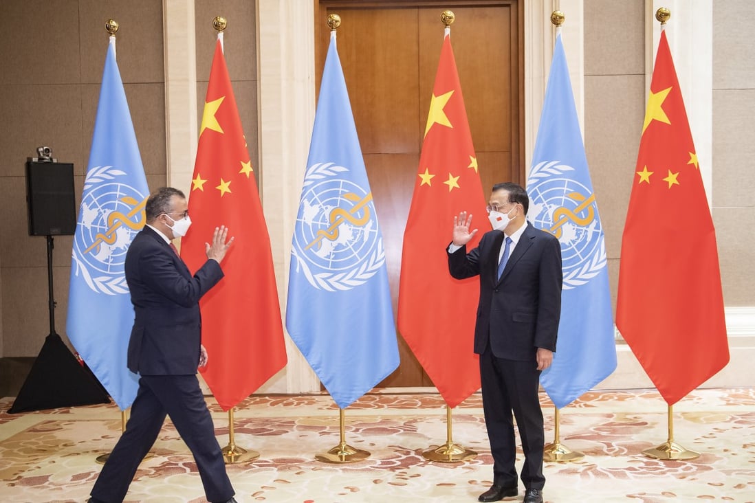 WHO-Generaldirektor Tedros Adhanom Ghebreyesus (links) trifft am 5. Februar zu seinem Treffen mit dem chinesischen Ministerpräsidenten Li Keqiang in Peking ein. Foto: Xinhua