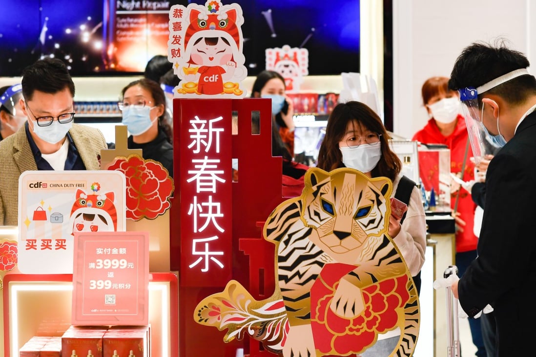 Customers shop for Lunar New Year deals at a duty-free shop in Haikou, capital of south China’s Hainan province, on Thursday. Photo: Xinhua