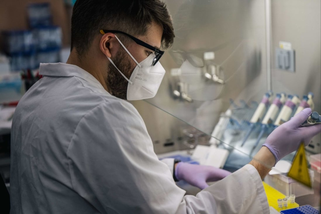 A laboratory technician analyses Covid-19 samples during the polymerase chain reaction preparation process at the Genview Diagnosis lab in Houston, Texas, on August 13, 2021. Photo: AFP