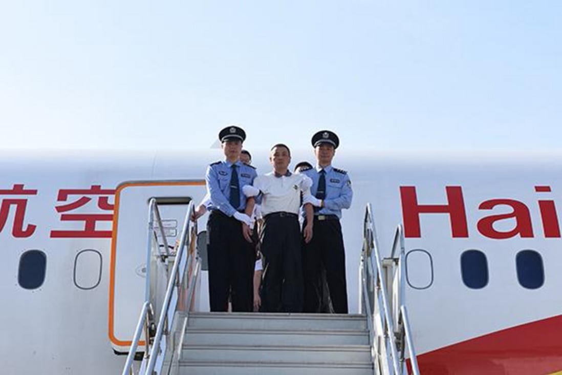 Chinese graft suspect Liu Baofeng, flanked by police, emerges from a Hainan Airlines flight from Vancouver, at Shenzhen’s Bao’an International Airport on June 29, 2019. Photo: CCDI