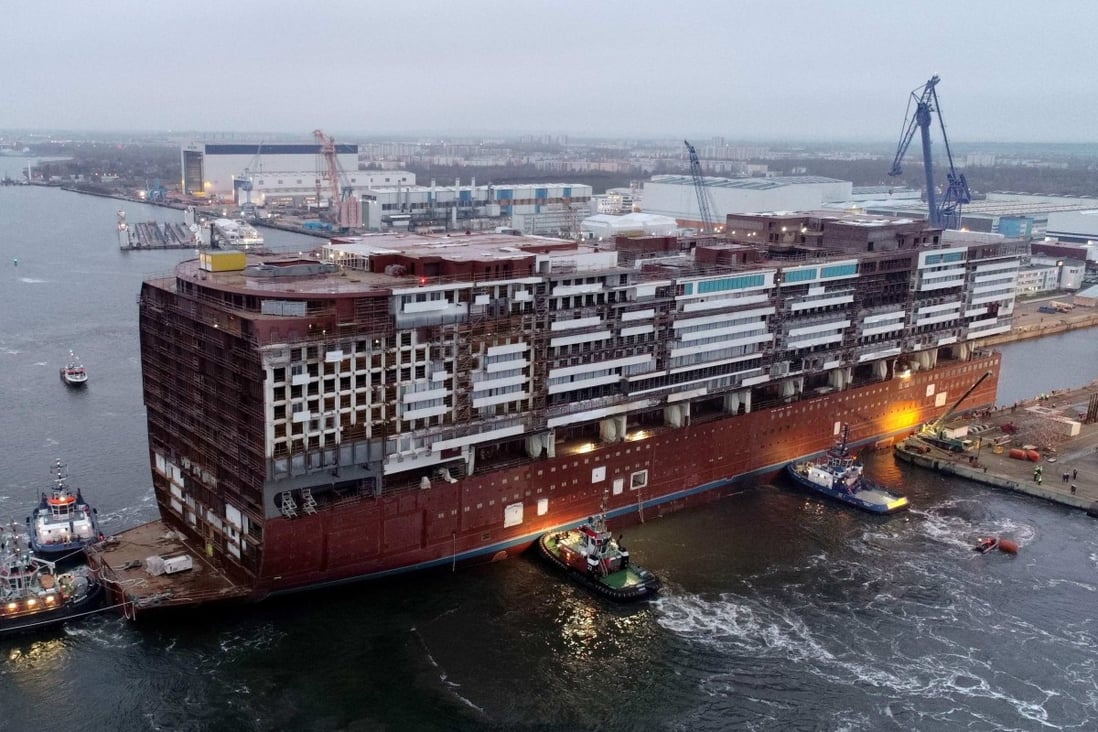 Aerial view of the 216-meter long central ship of the cruise liner “Global Dream” under construction at the Warnemuende shipyard near Rostock in northeastern Germany on November 23, 2019. Photo: dpa / AFP