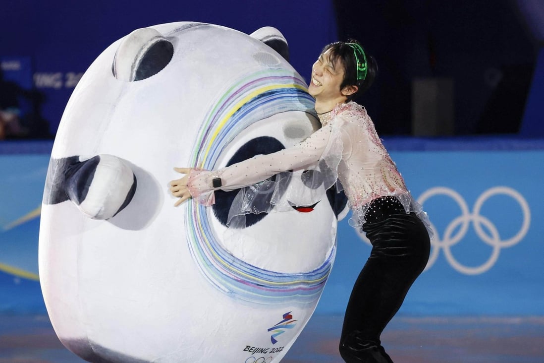 Japanese figure skater Yuzuru Hanyu hugs Beijing Winter Olympic mascot Bing Dwen Dwen during the finale of the exhibition gala at the Beijing Winter Olympics on February 20. Photo: Kyodo