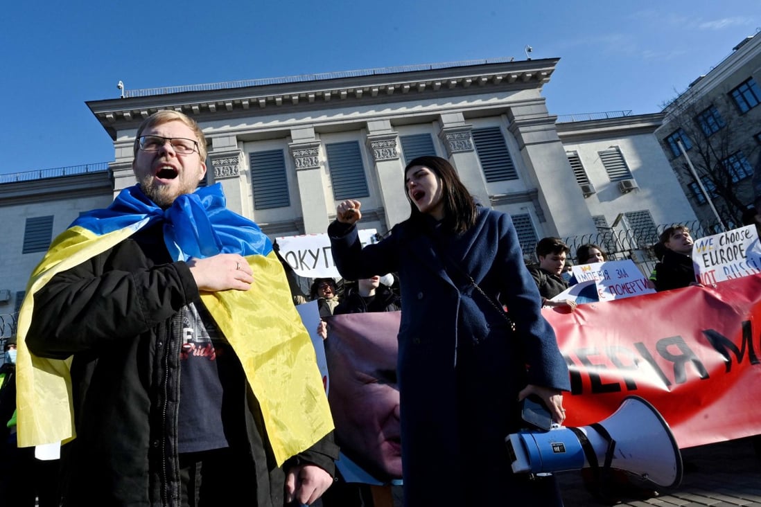 Ukraine crisis: Japan and Australia slap sanctions on Russia ...