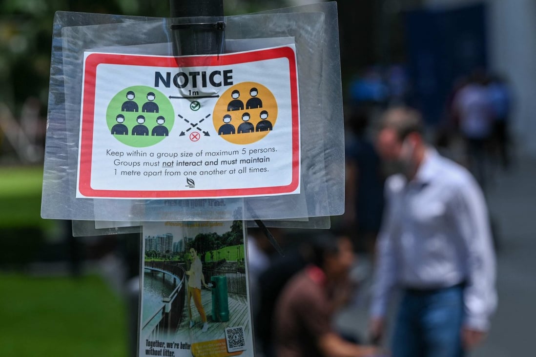 A notice warning people not to gather in groups larger than five to help stop the spread of  Covid-19 is displayed in Singapore on February 18, 2022. Photo/AFP