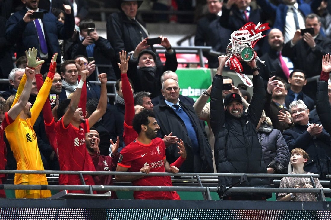 Liverpool manager Jurgen Klopp holds up the winner’s trophy after the League Cup final against Chelsea. Photo: AFP