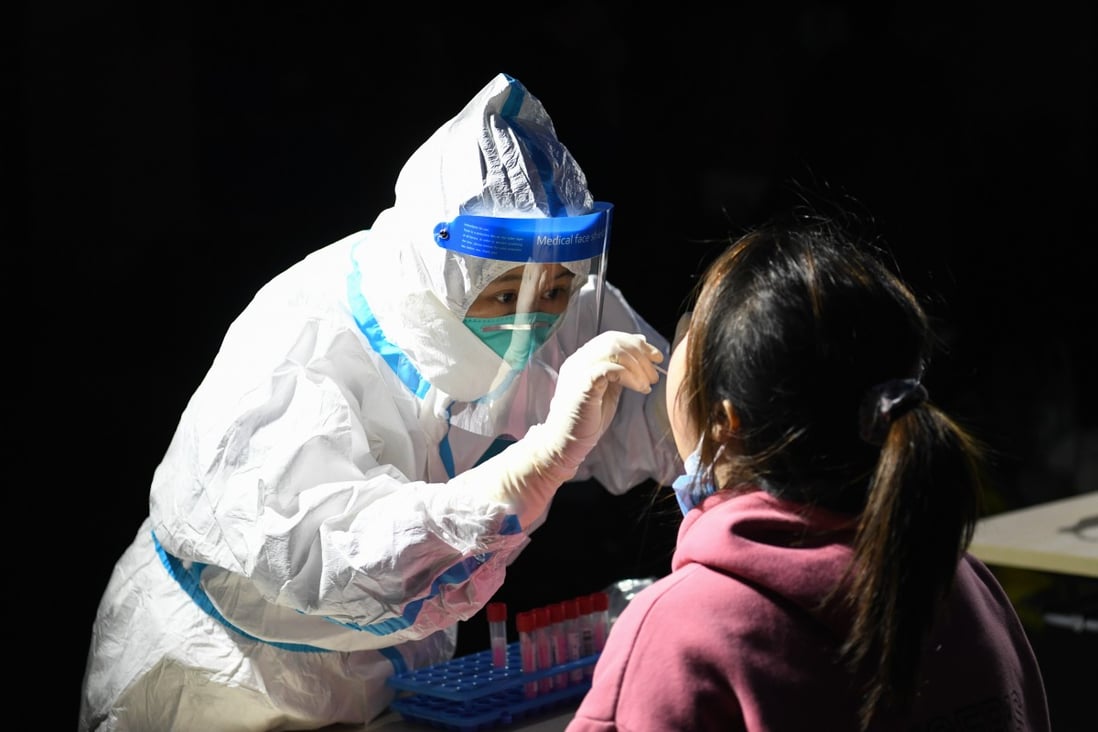 A resident receives a nucleic acid test in the Futian District of Shenzhen, Jan. 11, 2022. Photo: Xinhua