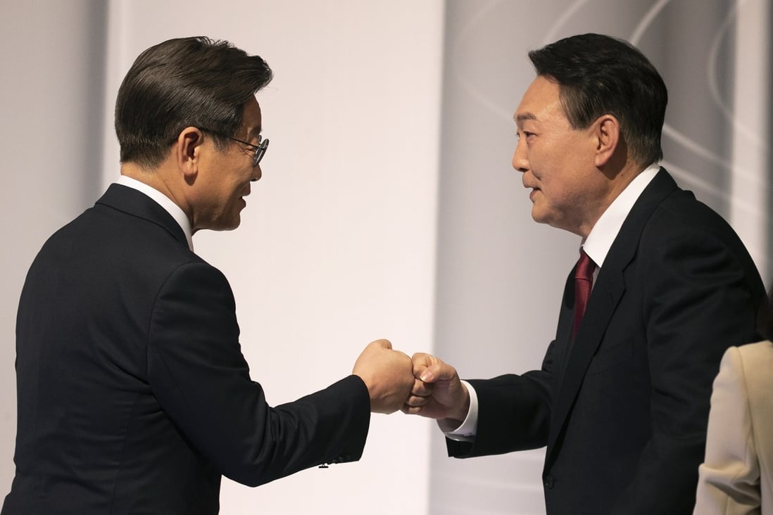 South Korean presidential candidates Lee Jae-myung of the ruling Democratic Party and Yoon Suk-yeol of the main opposition People Power Party bump fists before a TV debate. Photo: EPA
