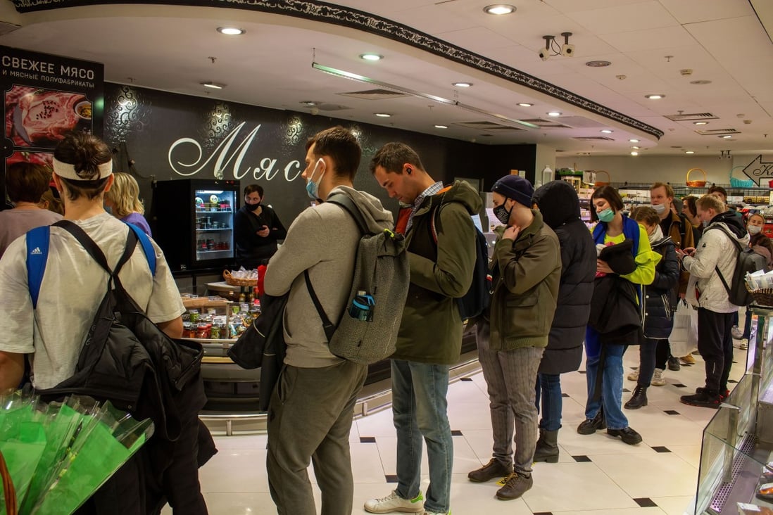People queue to withdraw US dollars from an ATM in a Moscow supermarket on Thursday. Photo: SOPA Images via ZUMA Press Wire/dpa