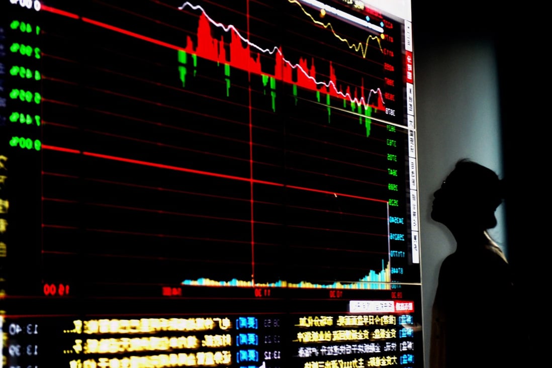 Stocks succumbed to another bout of selling amid worries over recession, lockdown and tech crackdown. Photo:  Xinhua