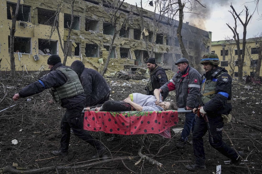 Ukrainian emergency employees and volunteers carry an injured pregnant woman from the maternity hospital, damaged by shelling, in Mariupol, Ukraine, on Wednesday. Photo: AP