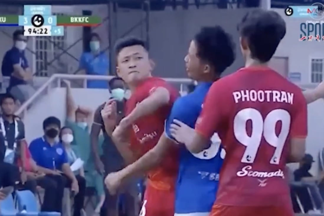 Isaret Noichaiboon lands a brutal elbow to the face on Supasan Ruangsuphanimit. Photo: Twitter/image captured online