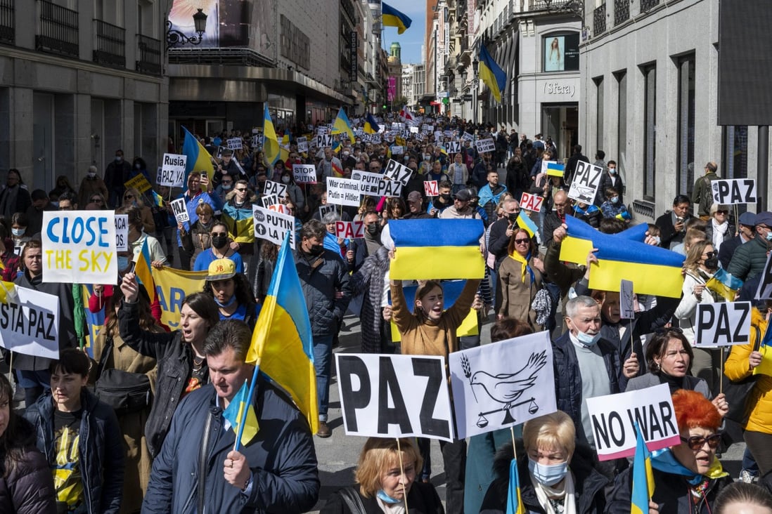 In Madrid, Spain, protesters hold Ukrainian flags and placards during a protest against Russian invasion of Ukraine. Spain’s Foreign Minister Jose Manuel Albares held a phone meeting “about the consequences of the war in Ukraine and the means to end it” with his Chinese counterpart Wang Yi on Monday. Photo: SOPA Images