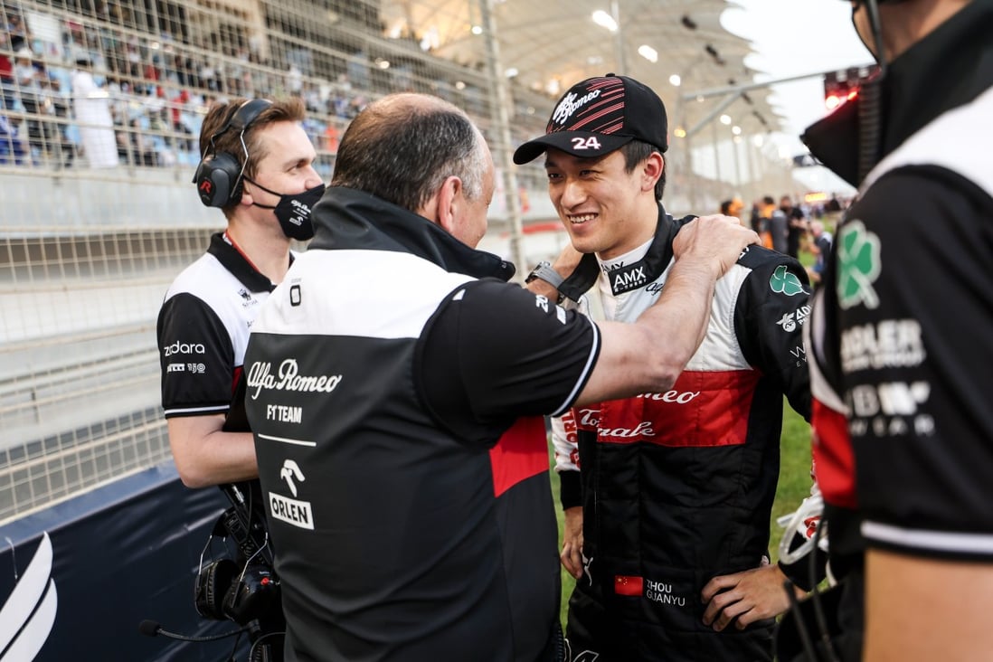 Alfa Romeo’s Zhou Guanyu (right) chats with his team after the Bahrain Grand Prix. Photo: Xinhua