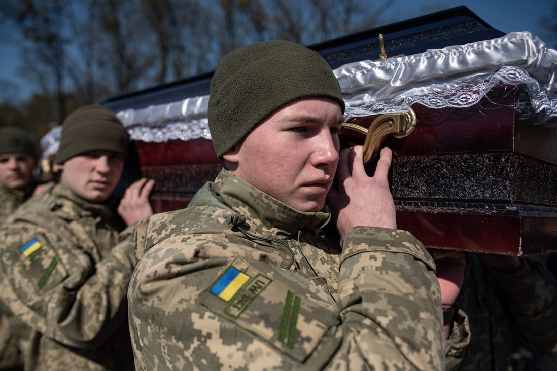 Ukrainian servicemen carry a coffin with the body of a Ukrainian officer during a funeral ceremony. Photo: Getty Images / TNS