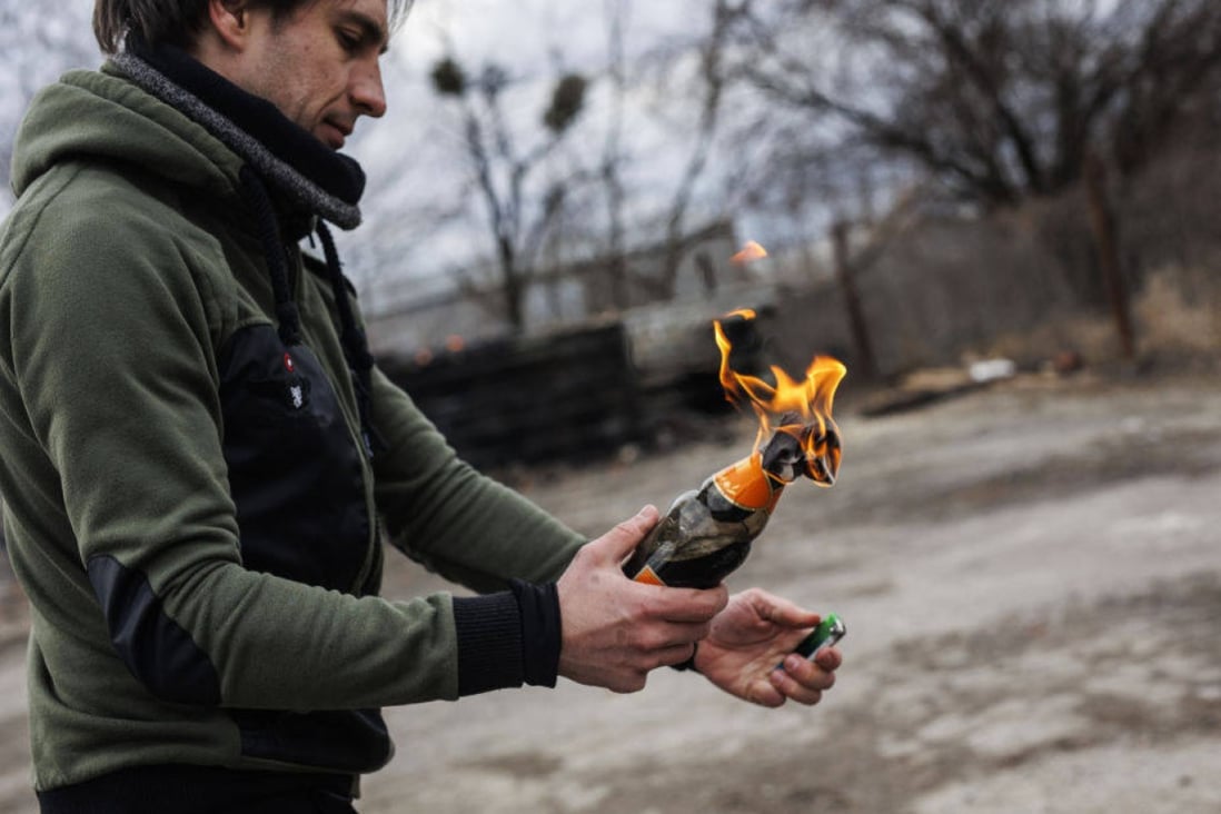 A civilian lights a Molotov cocktail amid Russian attacks in Lviv, Ukraine, on March 8, 2022. Photo: Getty Images