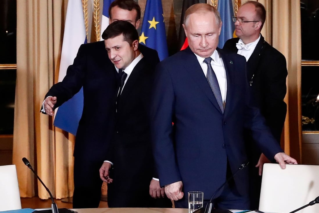 Ukrainian President Volodymyr Zelensky (L) and Russian President Vladimir Putin (R) arrive to attend a meeting on Ukraine with French President and German Chancelor at the Elysee Palace, on December 9, 2019 in Paris. Photo: Pool via AFP