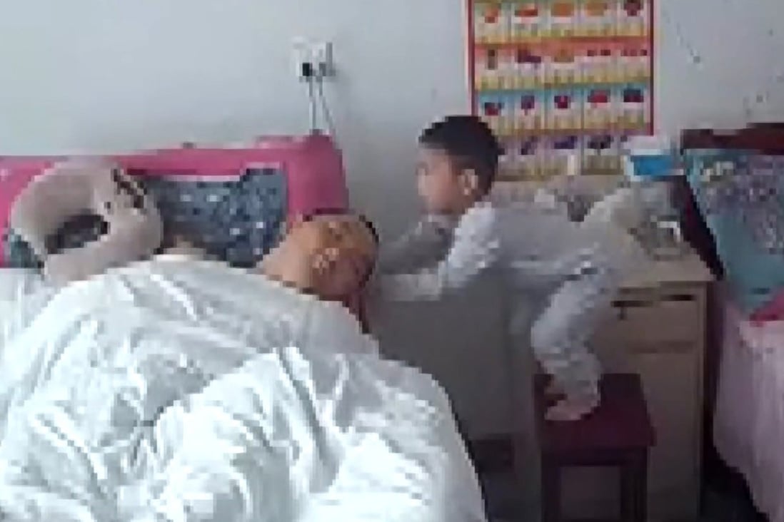 A little boy in China won the nation’s heart when he put in immense effort to care for his dad, who is in a vegetative state. Photo: Douyin 