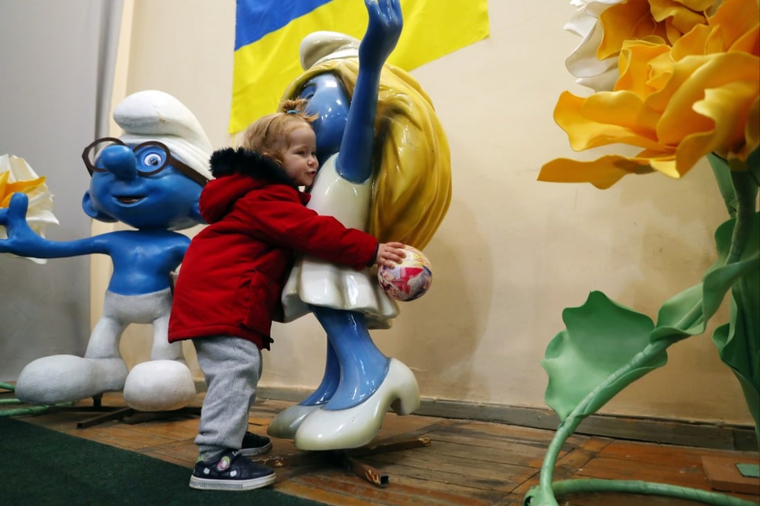 A child refugee from Kharkiv plays in the humanitarian aid centre of Dnipro city council, Dnipro, Ukraine, on March 28. China should guide the conflict towards a rapid end because reducing human suffering is the right thing to do. Photo: EPA-EFE