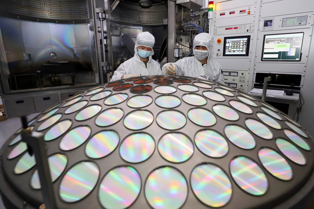 Employees work on a semiconductor chip production line.  Photo: Reuters 