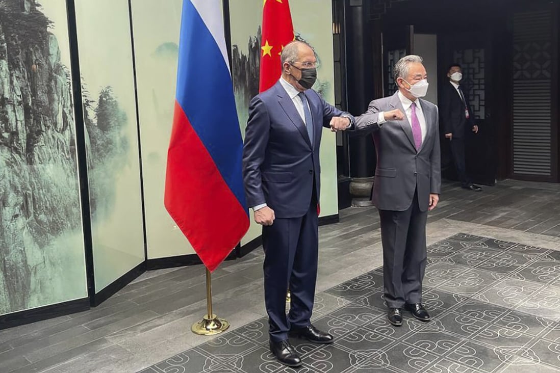 Russian Foreign Minister Sergey Lavrov (left) and his Chinese counterpart Wang Yi meet in Tunxi, Anhui province on Wednesday. Photo: Russian embassy in China