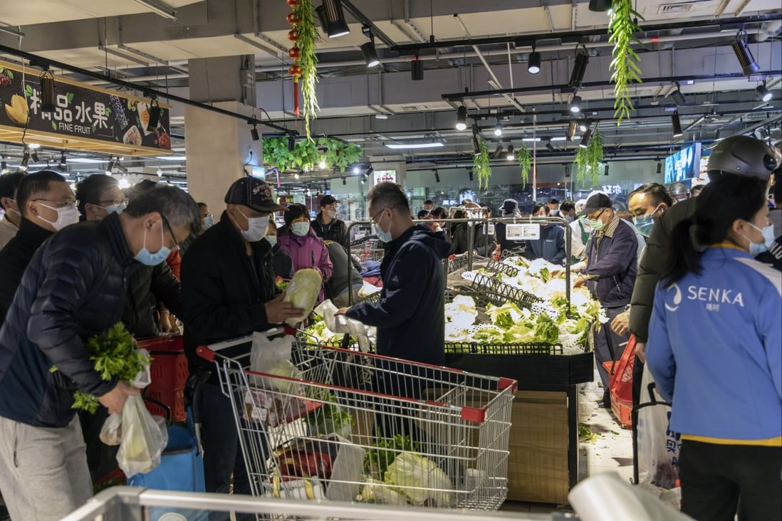 Customers purchase vegetables at a supermarket ahead of a phased lockdown due to Covid-19 in Shanghai, March 31, 2022. Photo: Bloomberg