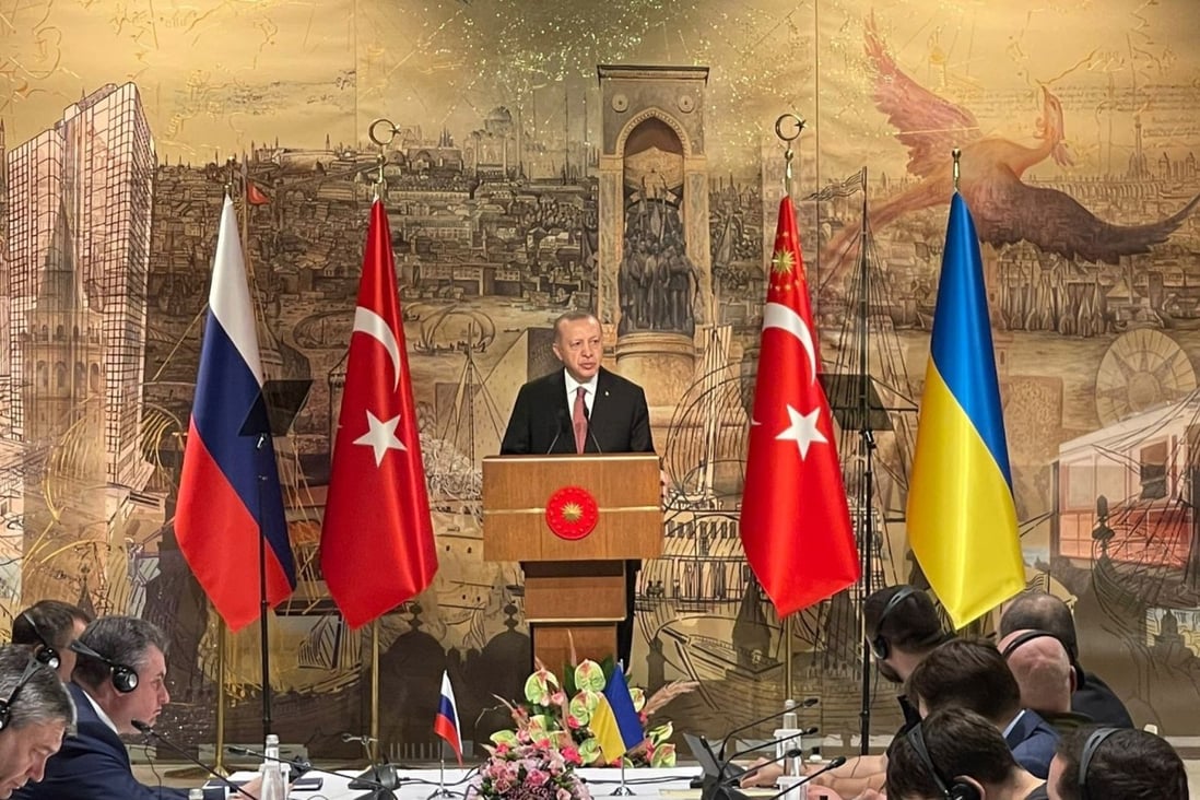 Turkish President Recep Tayyip Erdogan addresses the Russian (left) and Ukrainian (right) delegations before their talks at Dolmabahce Palace in Istanbul, Turkey, on March 29. Photo: EPA-EFE/Ukrainian Presidential Press Service 