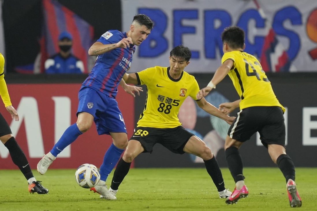 Fernando Forestieri of Johor Darul Ta’zim (left) fights for the ball against Guan Haojin of Guangzhou during their AFC Champions League group match. Photo: AP
