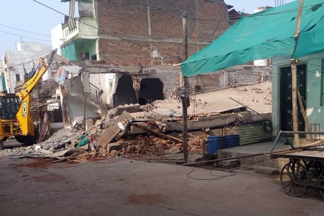 A bulldozer tears down a building in Madhya Pradesh, India, on April 11, 2022. Photo: Twitter