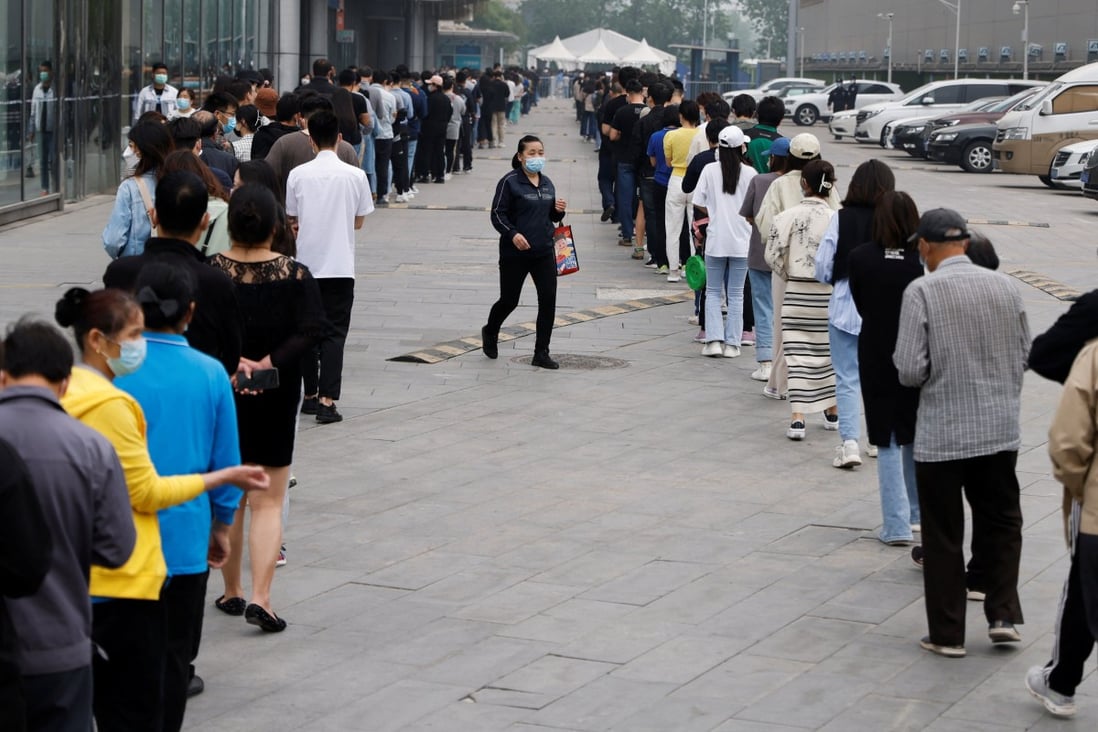 Beijing residents lining up to take nucleic acid tests at a makeshift testing site following the coronavirus disease (COVID-19) outbreak in the Chinese capital on April 25, 2022. Photo: Reuters